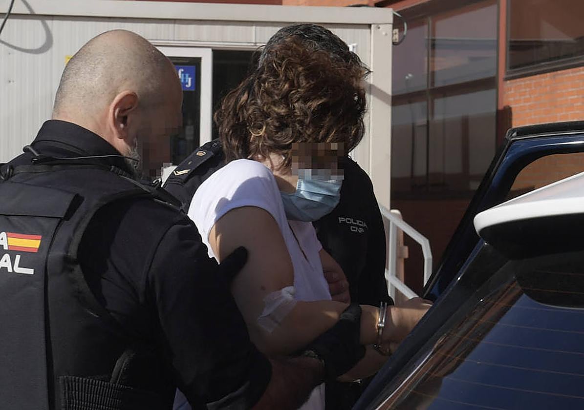 Noemí M. L., custodiada por la Policía Nacional, a la salida del Hospital de Jove tras ser detenida por matar a su hija Olivia.