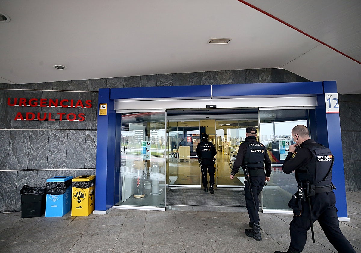 Agentes de la Policía Nacional acceden al HUCA en una foto de archivo.