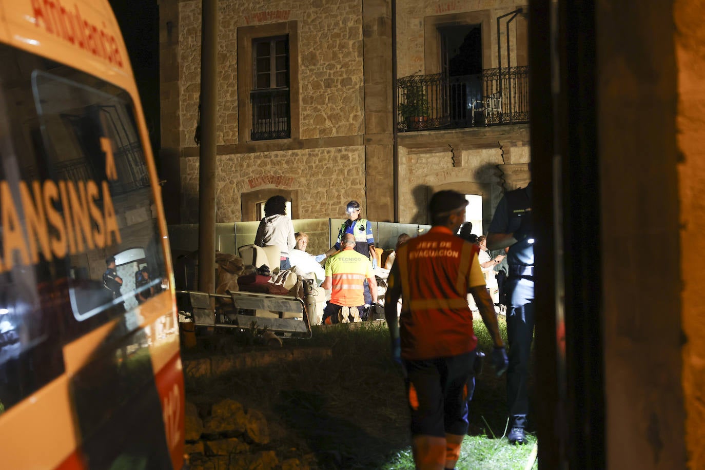 Las imágenes del incendio que asoló de madrugada una residencia de Leceñes