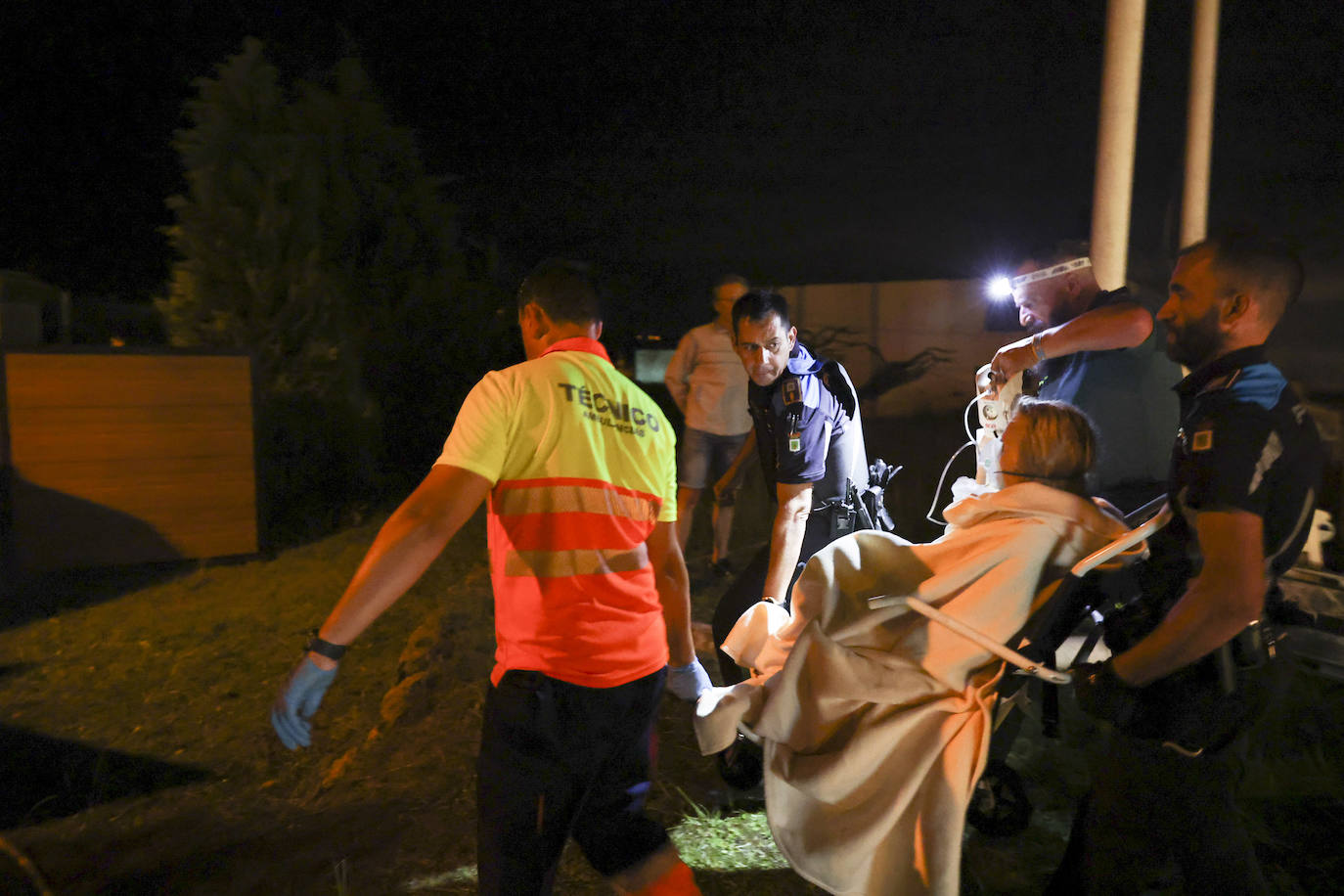 Las imágenes del incendio que asoló de madrugada una residencia de Leceñes