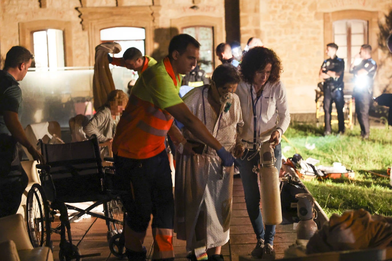 Las imágenes del incendio que asoló de madrugada una residencia de Leceñes