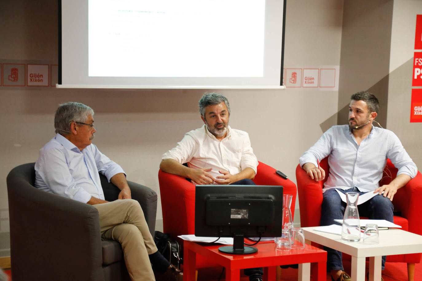 Alejandro Calvo, junto a Floro, en la Casa del Pueblo en la reunión con la militancia socialista de Gijón.