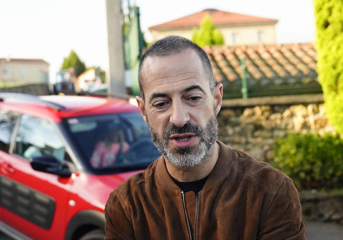 El alcalde de Siero, Ángel García, atendiendo esta mañana a los medios de comunicación tras el terrible incendio en una residencia de Leceñes.