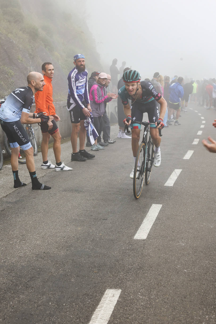 La subida al Angliru, en imágenes