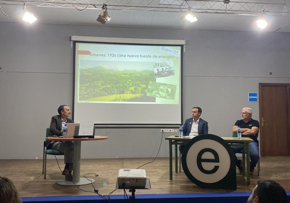 Julio Díaz, Juan Díaz y Luis Miguel Montes Arboleya, en la presentación, ayer, en Bimenes.