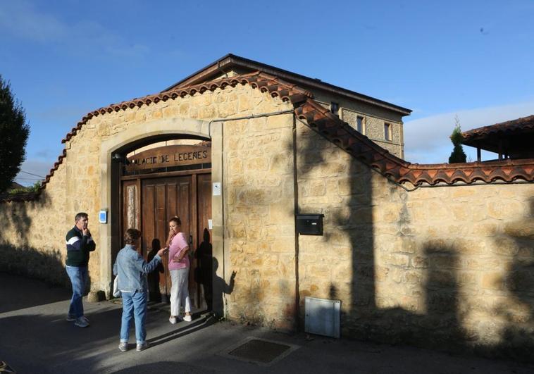 Familiares de los residentes, a la entrada de la residencia en la mañana de ayer.