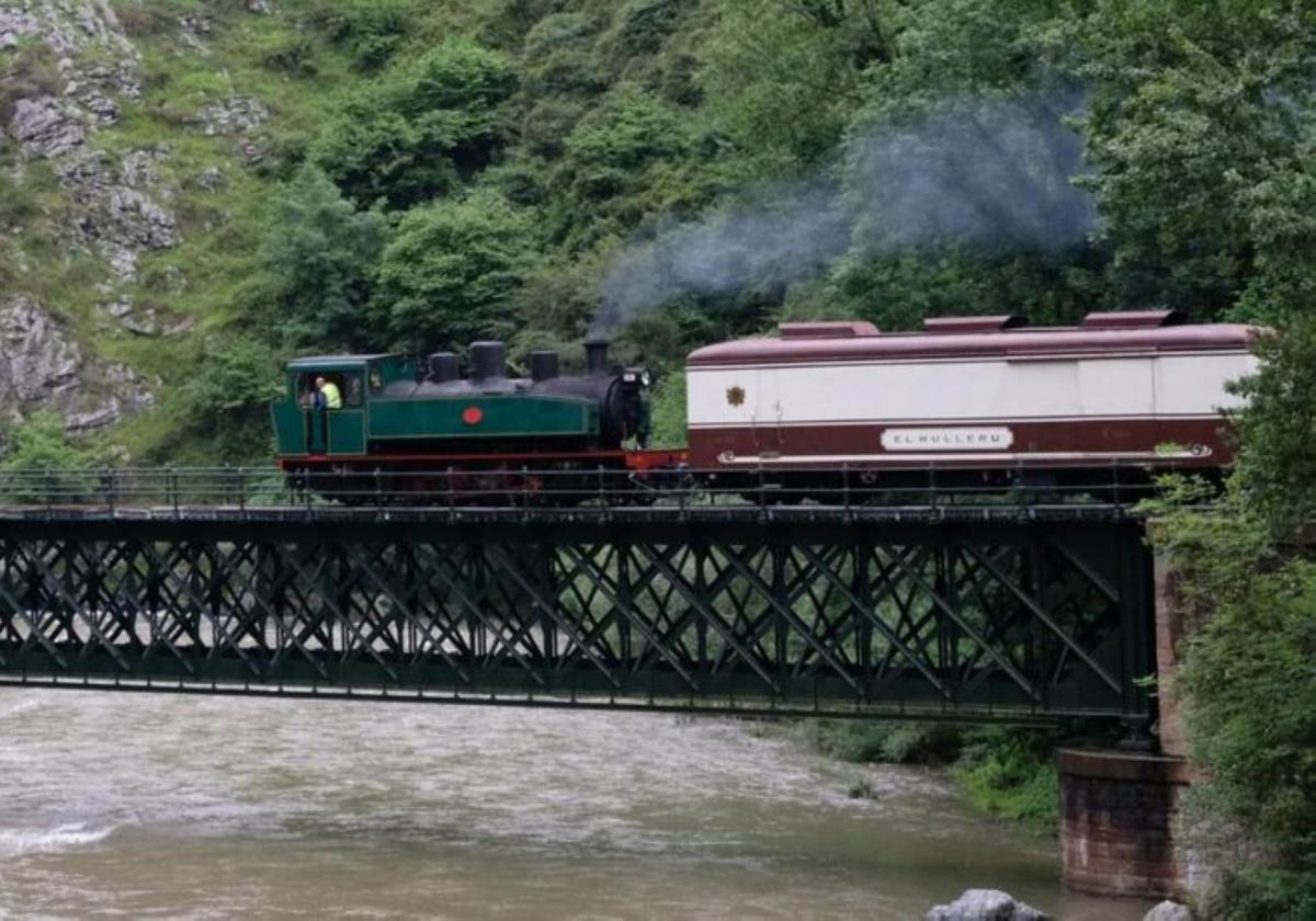 Locomotora que se quiere usar para el trazado, en una prueba sobre el río Caudal.