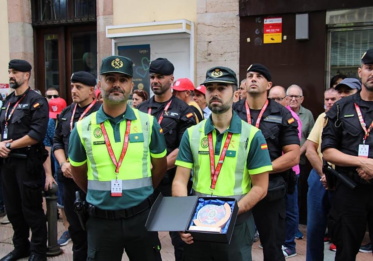 Gerardo Suárez recibe la placa de homenaje a Dámaso Guillén en nombre de la familia.