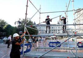 Los operarios en los preparativos para el concierto de Ana Torroja en la Escandalera.