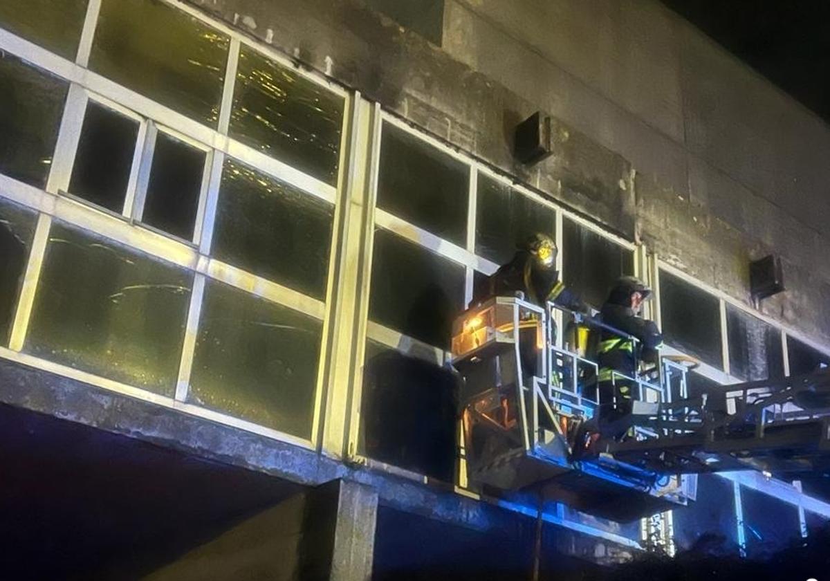 Los bomberos extinguiendo el incendio declarado en la central hidráulica ubicada en Arbón, Villayón