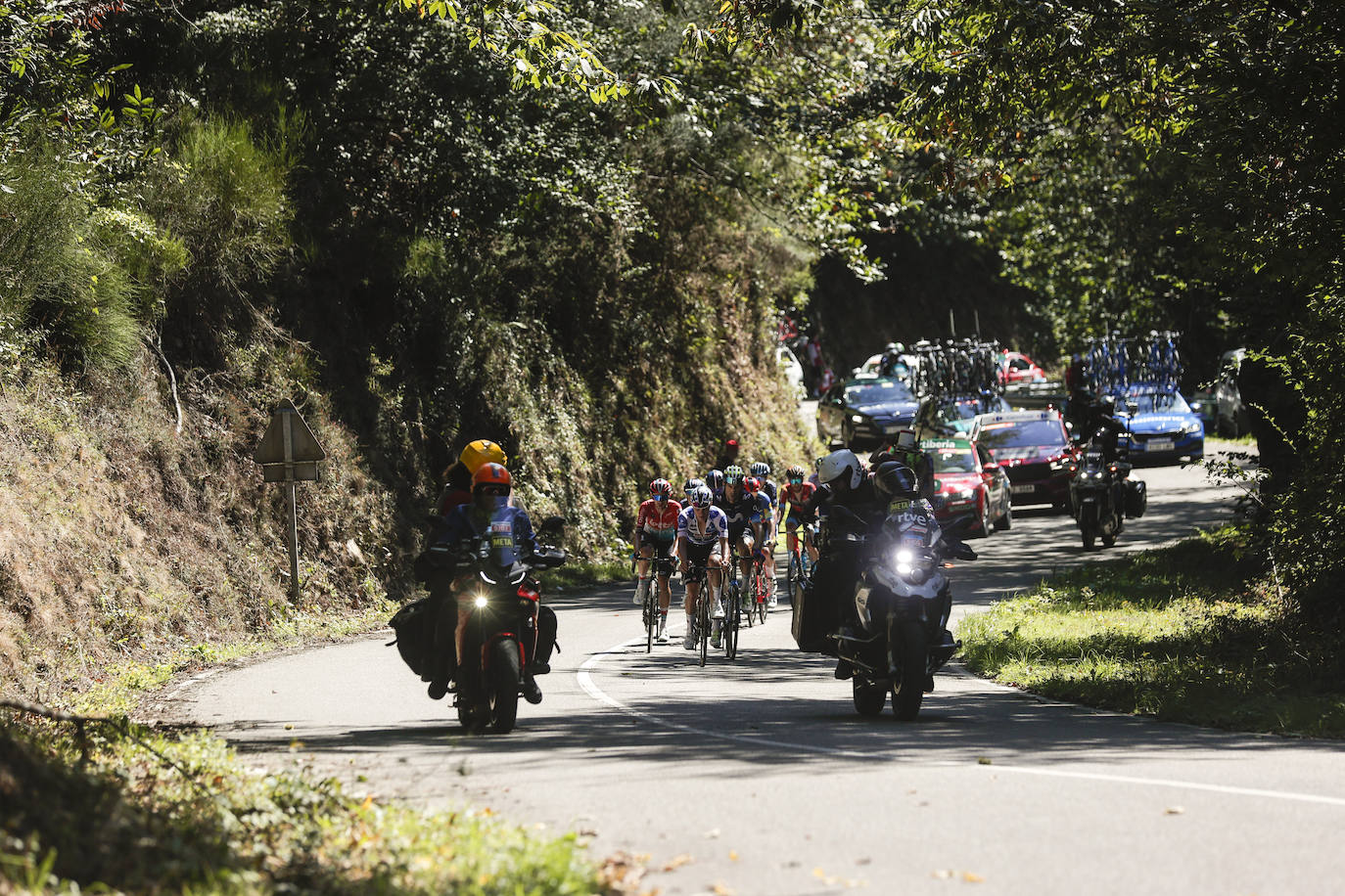 Las imágenes que deja la Vuelta Ciclista en su etapa de Pola de Allande