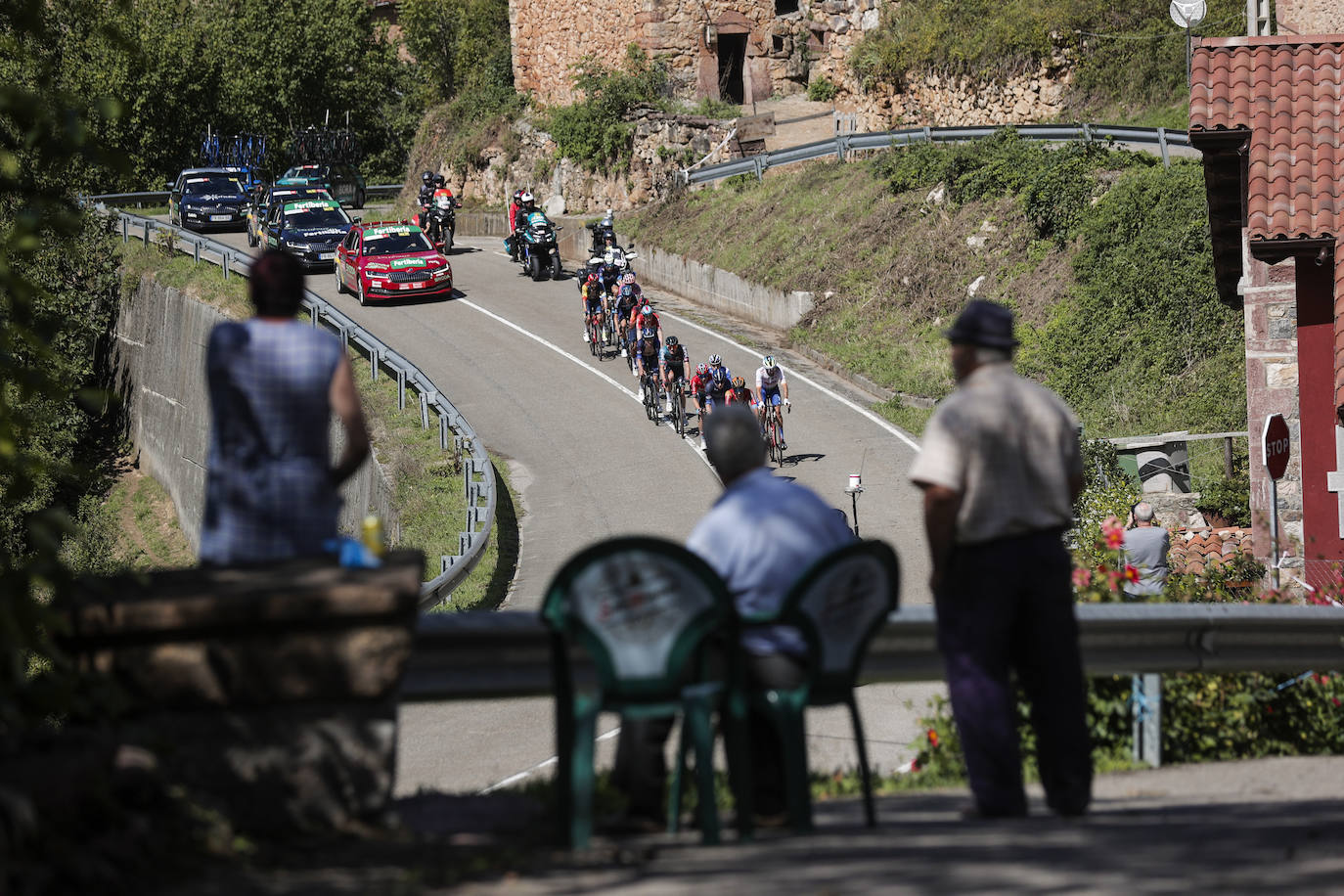 Las imágenes que deja la Vuelta Ciclista en su etapa de Pola de Allande