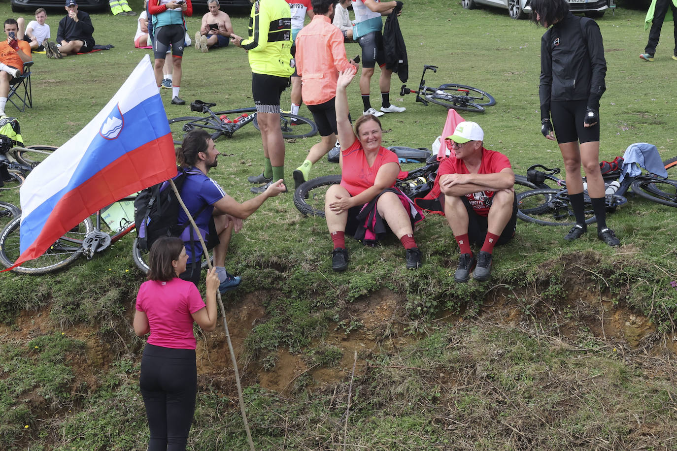 Las imágenes que deja la Vuelta Ciclista en su etapa de Pola de Allande