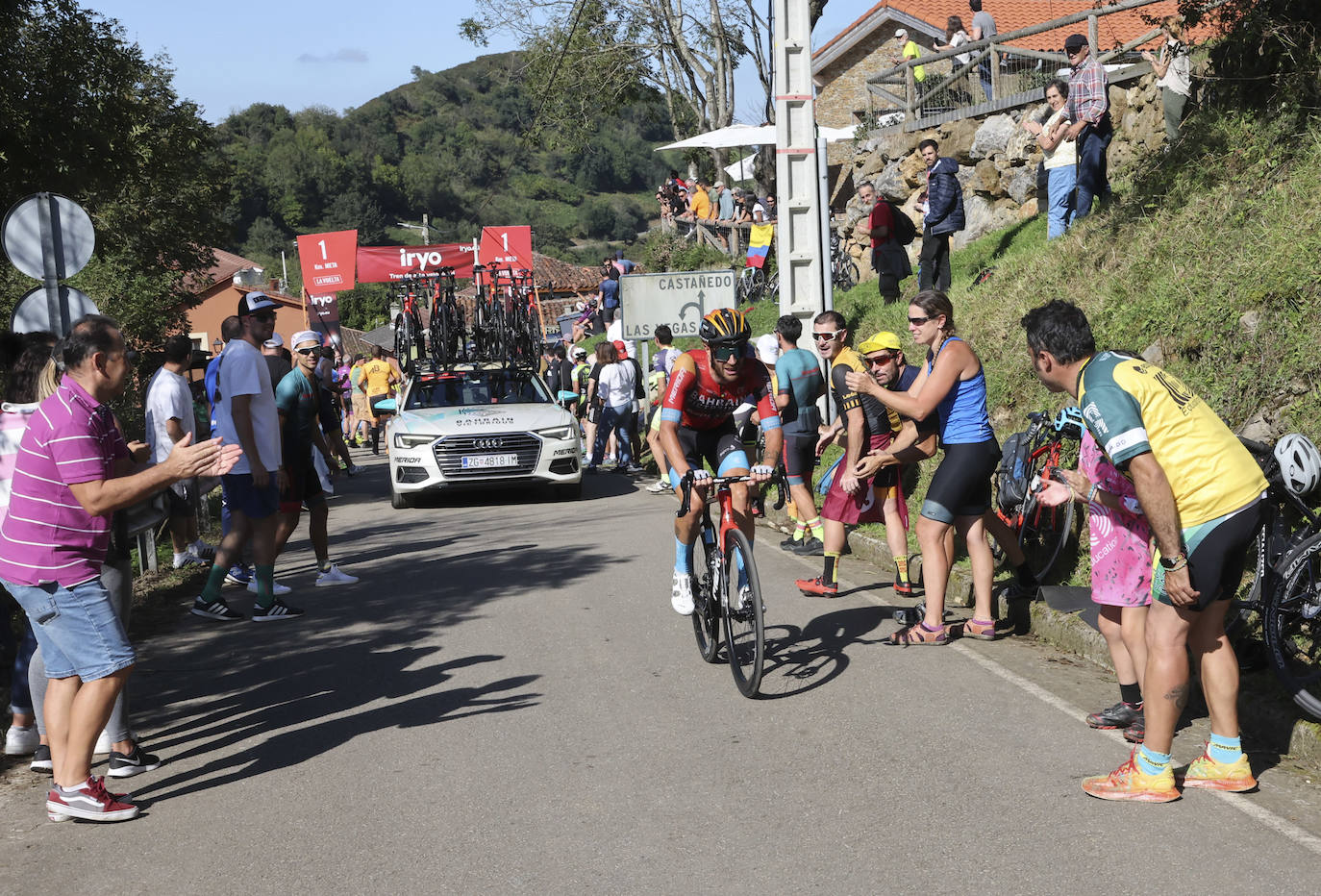 Las imágenes que deja la Vuelta Ciclista en su etapa de Pola de Allande