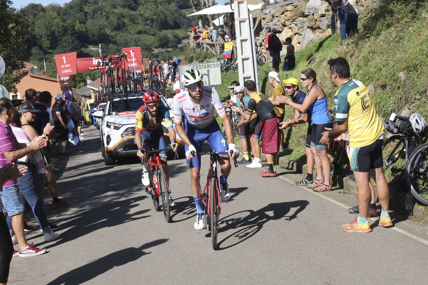 Las imágenes que deja la Vuelta Ciclista en su etapa de Pola de Allande