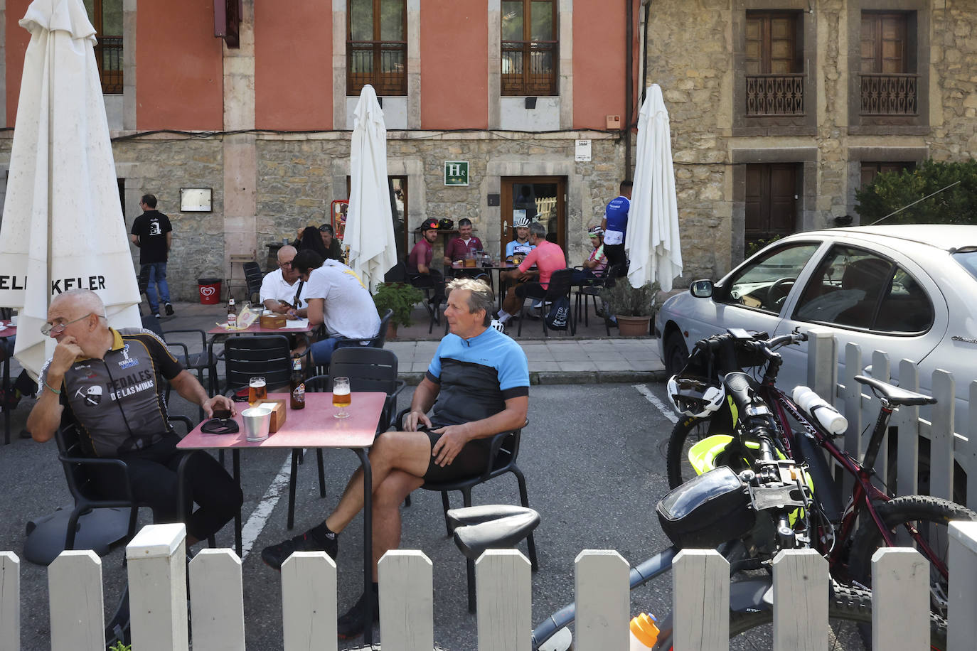 Las imágenes que deja la Vuelta Ciclista en su etapa de Pola de Allande