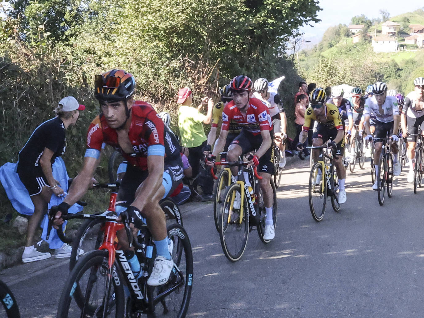 Las imágenes que deja la Vuelta Ciclista en su etapa de Pola de Allande