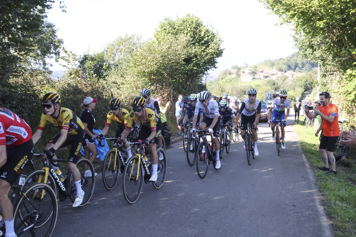 Las imágenes que deja la Vuelta Ciclista en su etapa de Pola de Allande