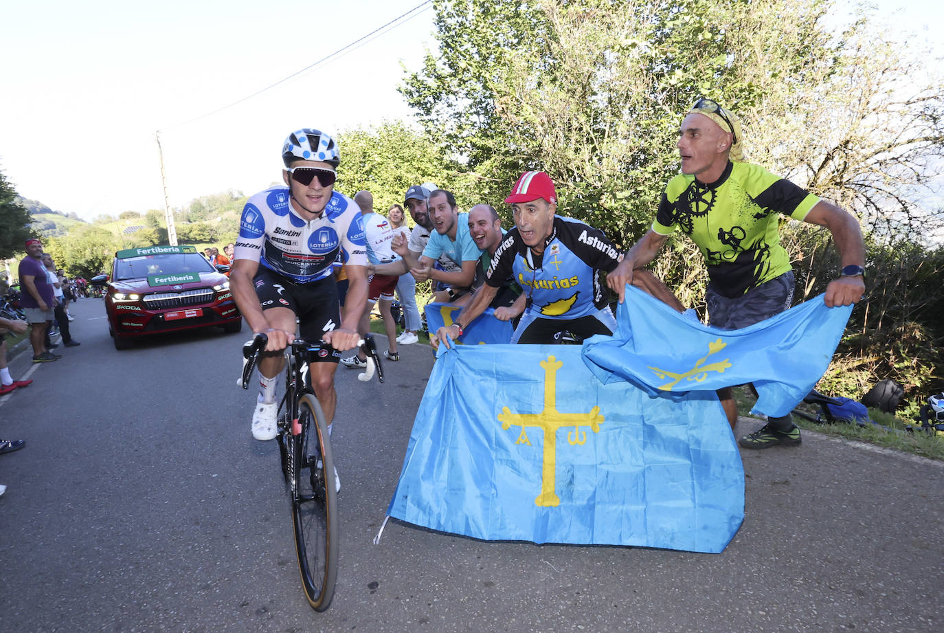 Las imágenes que deja la Vuelta Ciclista en su etapa de Pola de Allande