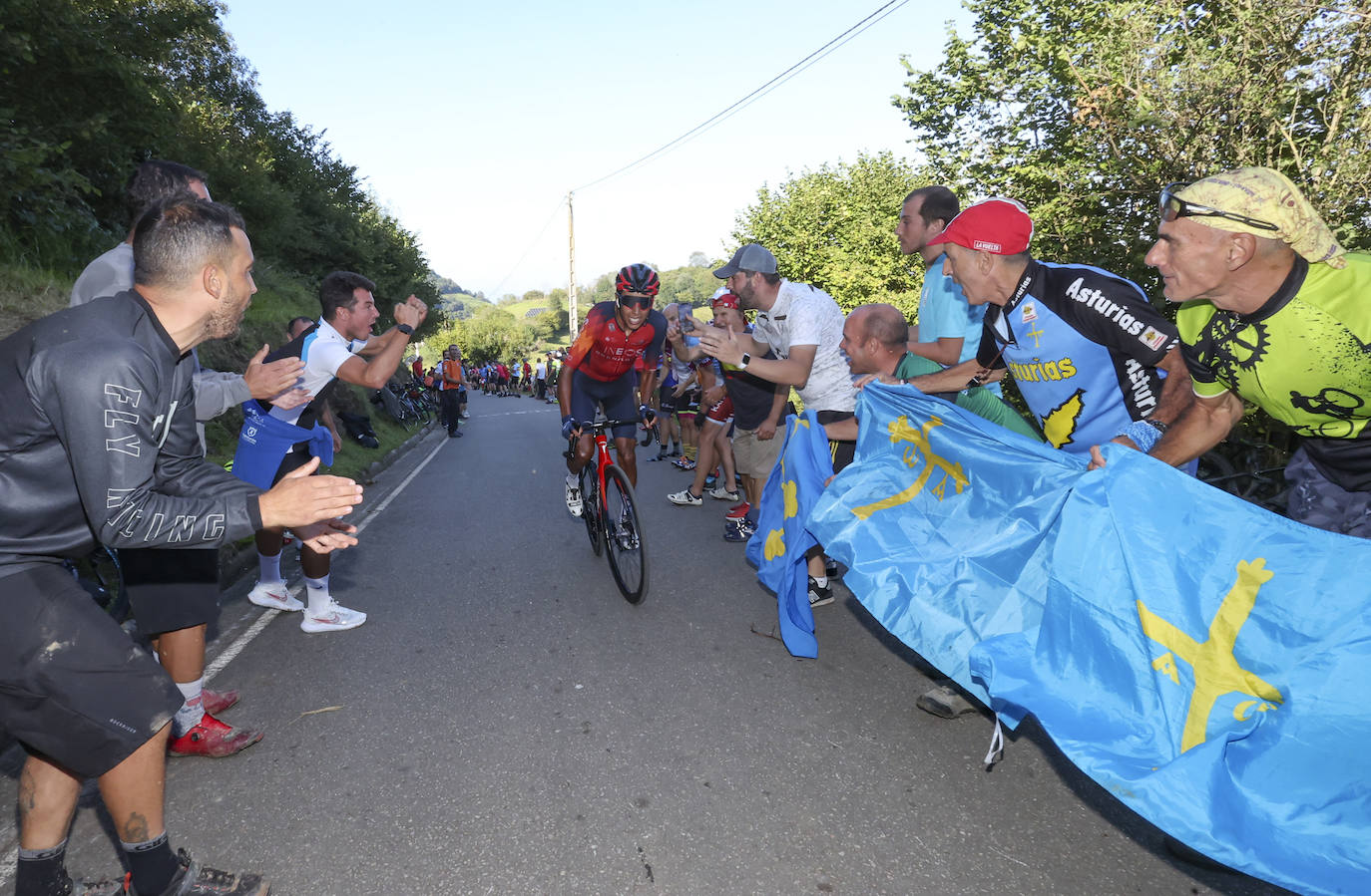 Las imágenes que deja la Vuelta Ciclista en su etapa de Pola de Allande