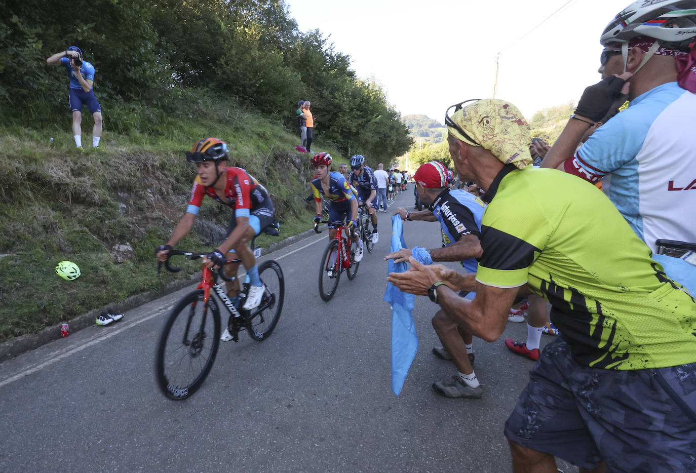 Las imágenes que deja la Vuelta Ciclista en su etapa de Pola de Allande