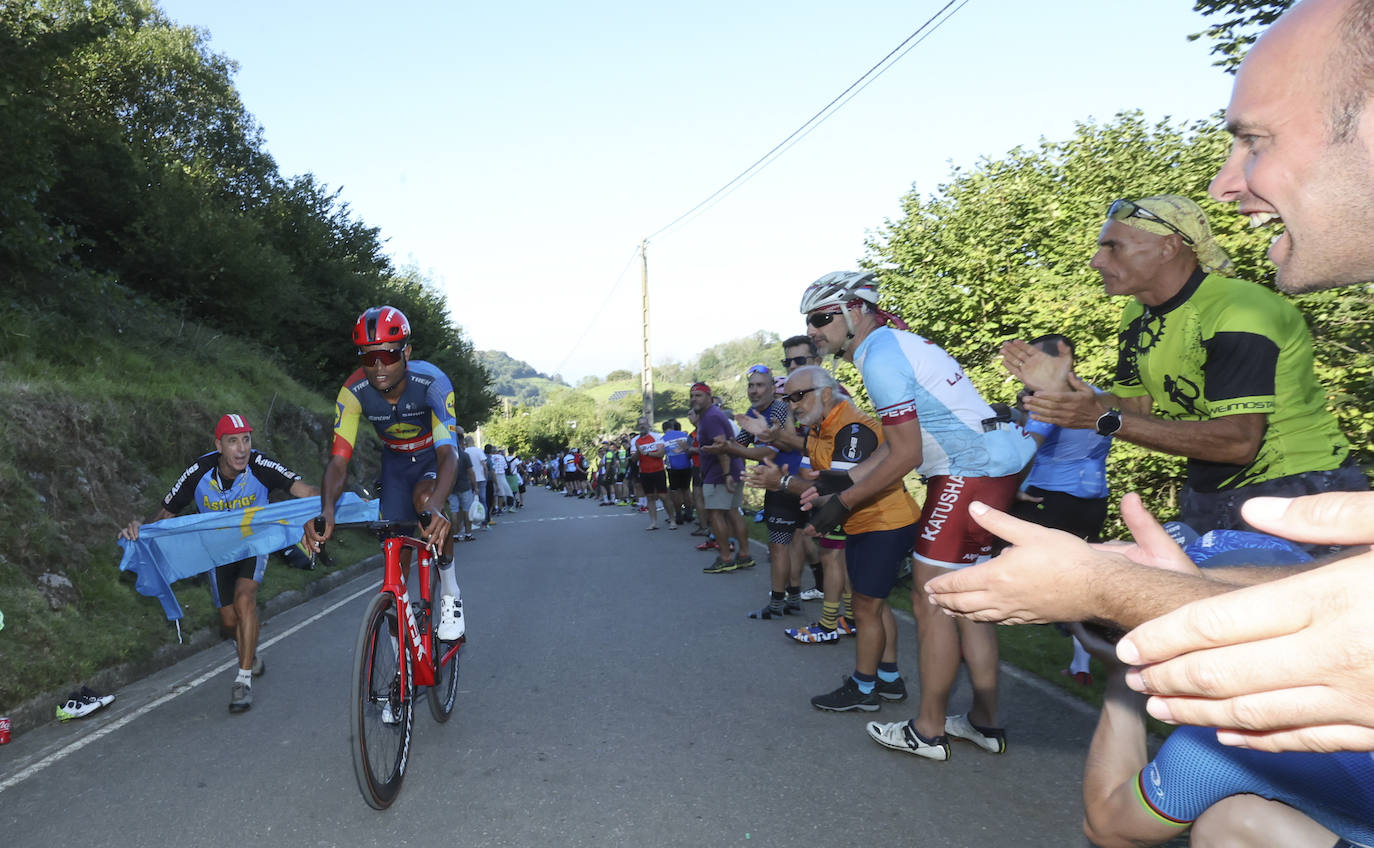 Las imágenes que deja la Vuelta Ciclista en su etapa de Pola de Allande