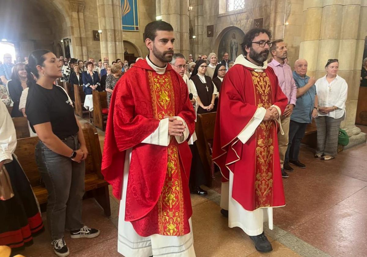 El nuevo cura de Turón, José Javier Alumbreros, con el arcipreste del Caudal, Miguel del Campo.