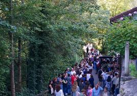 EL tanatorio La Santina, de Benia de Onís, se quedó ayer pequeño para acoger a la multitud de amigos y allegados que acudieron a arropar a la familia de Pablo Torroba Vera.