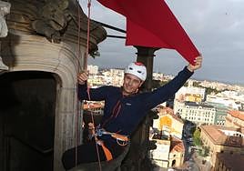 Joaquín Álvarez , tras colocar una de las enseñas con éxito.