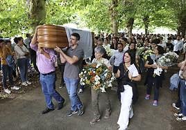 La tristeza inundó la iglesia parroquial de Santa Eulalia de Onís, donde fue despedido este viernes el joven Pablo Torroba.