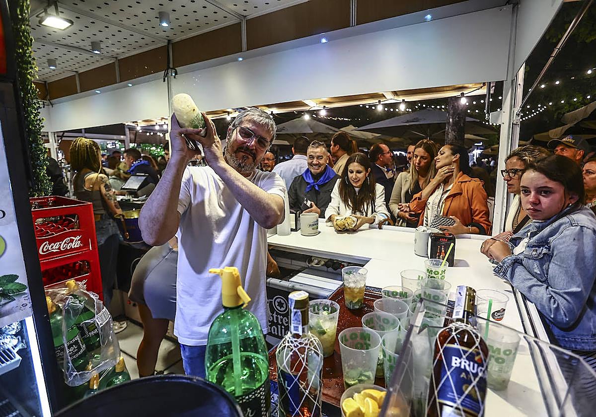 En la apertura de los chiringuitos no faltaron los mojitos.