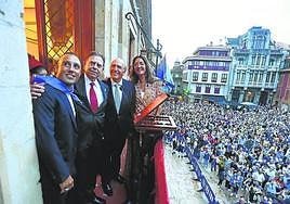 El pregonero Luis Fernández-Vega, tercero por la izquierda, y Santi Cazorla, encargado del chupinazo, con el alcalde y Covadonga Díaz.
