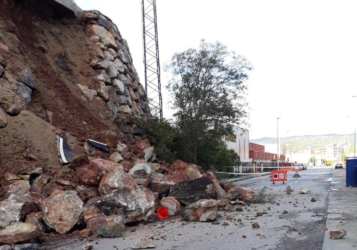 La pasada noche se produjo un derrumbe de parte del muro de contención del nuevo vial de Valnalón
