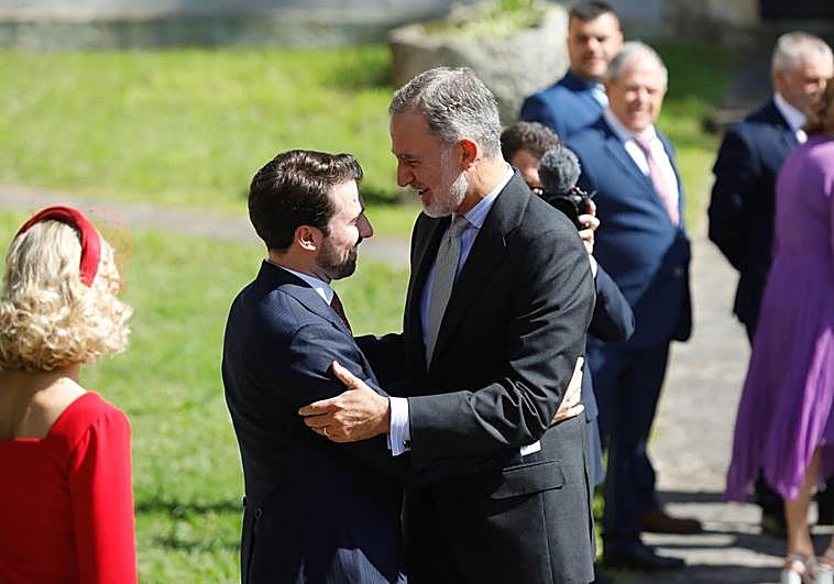 El Rey, a su llegada a la iglesia de Deva, donde se está celebrando el enlace.