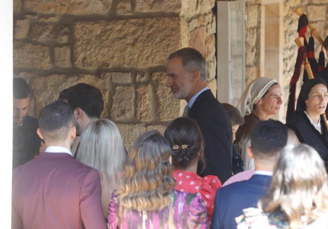 El Rey, entre los asistentes a la boda de su ahijado, en Gijón.