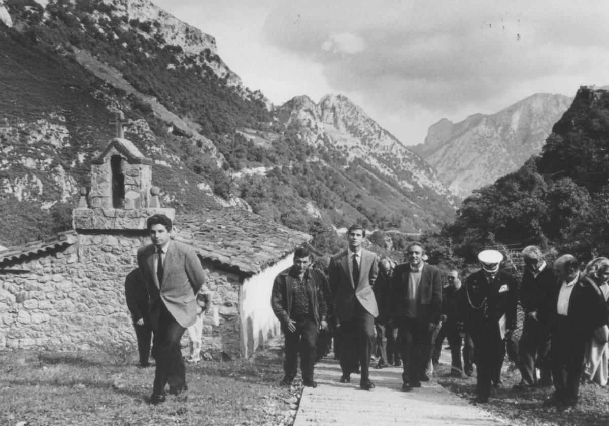 El entonces Príncipe Felipe, en 1990, durante su visita a San Esteban de Cuñaba.