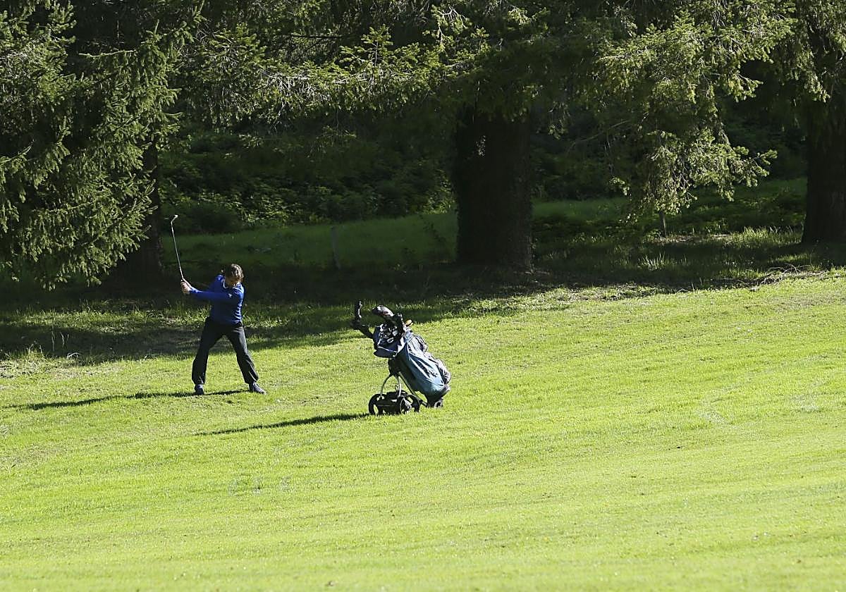 Un jugador, a punto de golpear la bola en el campo de La Barganiza.