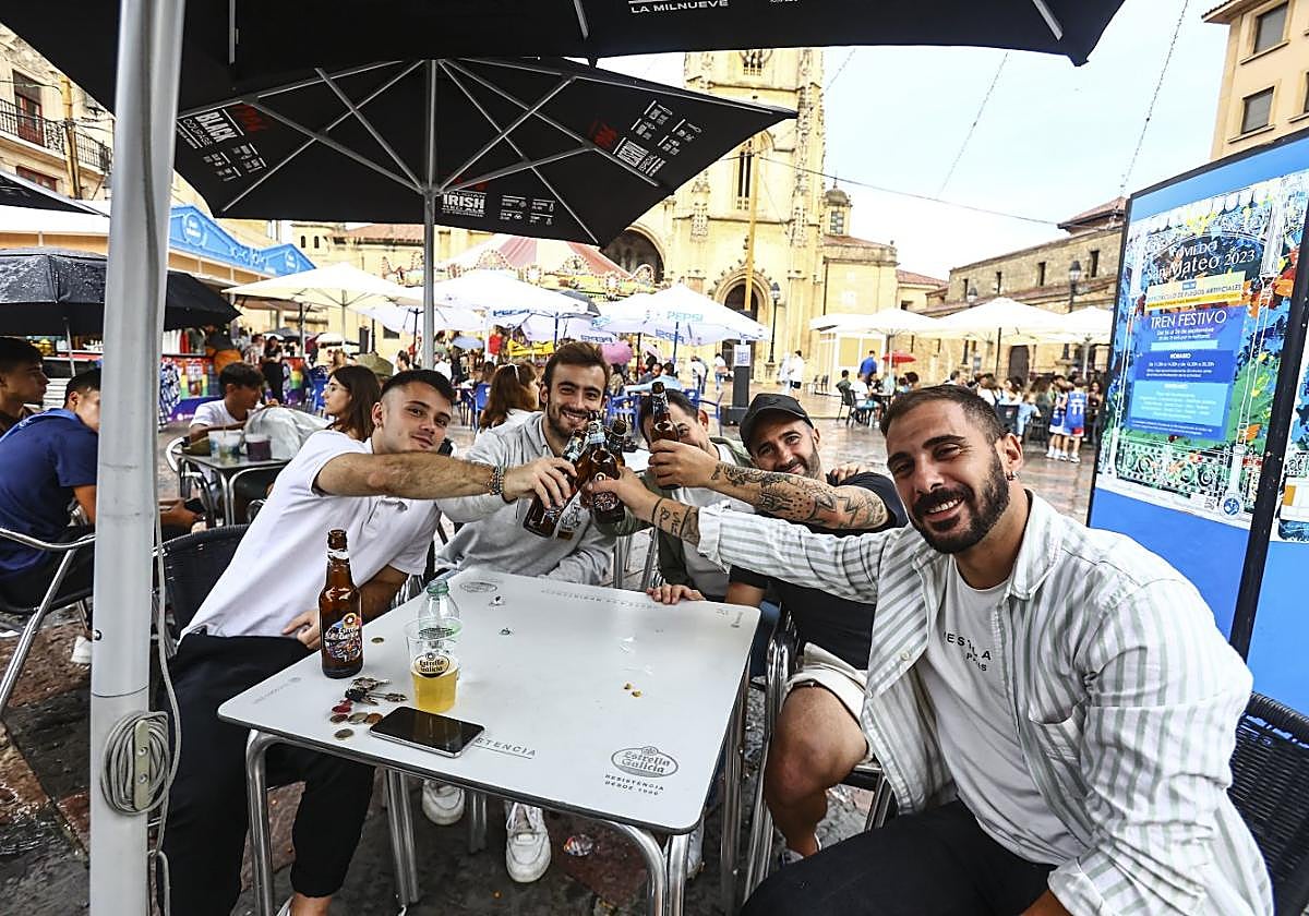 Un grupo de amigos en las casetas hosteleras de El Antiguo, ayer.