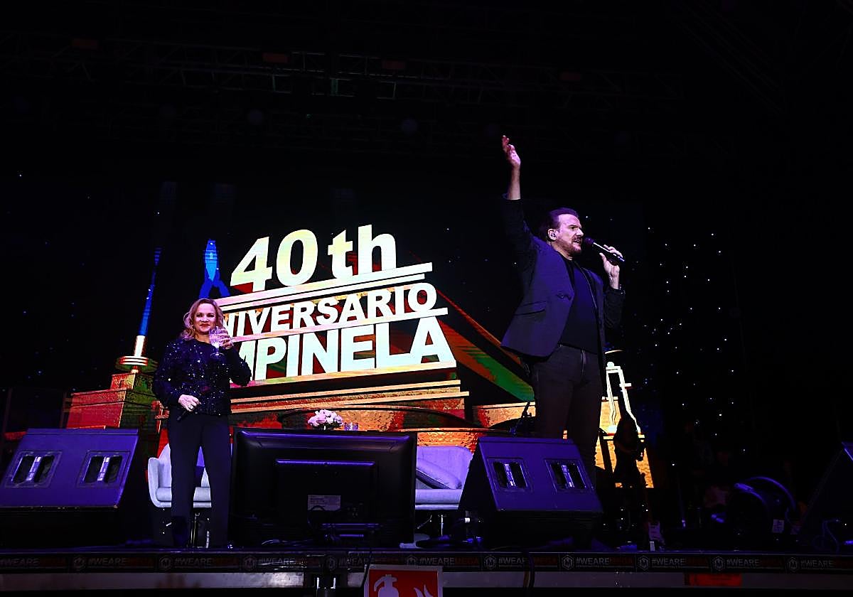 Pimpinela, ayer sobre el escenario de La Ería para celebrar sus cuarenta años de carrera.