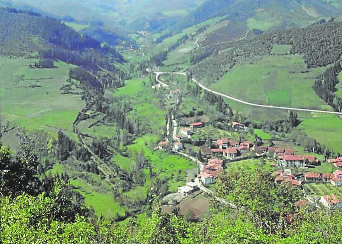 Imagen secundaria 1 - 1.- La Puerta del Perdón, cerrada con candado tras el Año Santo Lebaniego; 2.-El valle de Liébana, desde Santo Toribio; 3.- Vista exterior de la puerta, a la que acuden miles de peregrinos.