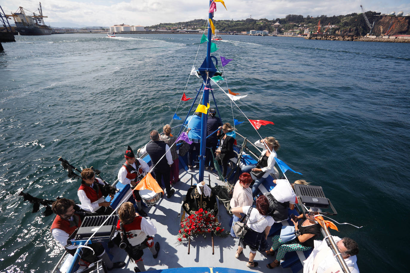 Procesión marinera en Gijón para recordar a los que ya no están