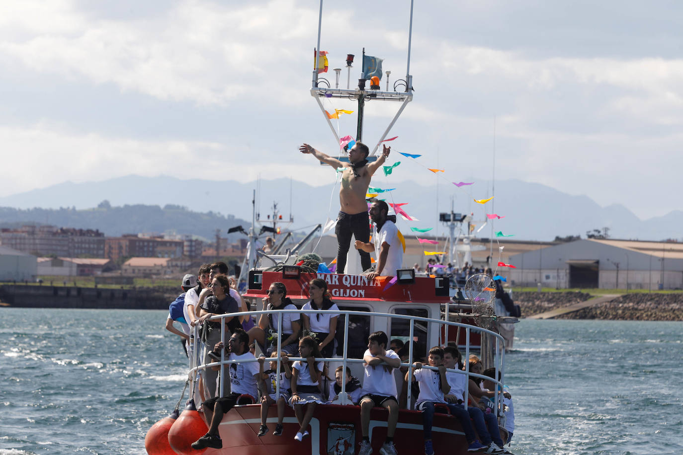 Procesión marinera en Gijón para recordar a los que ya no están