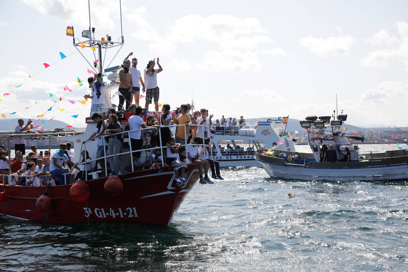 Procesión marinera en Gijón para recordar a los que ya no están