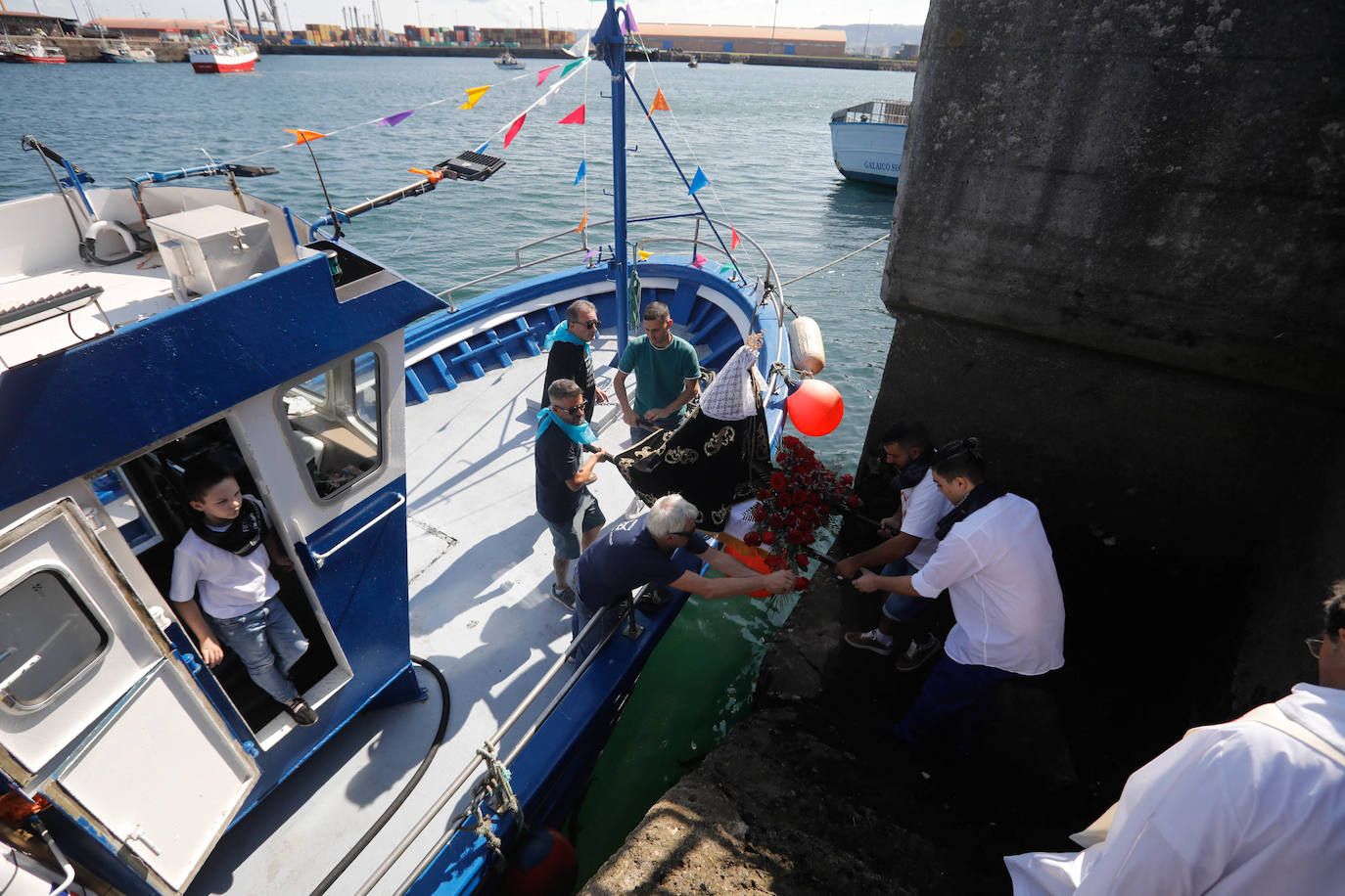 Procesión marinera en Gijón para recordar a los que ya no están