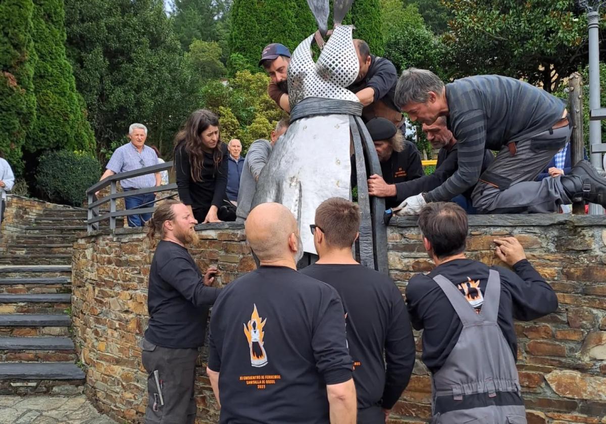 Instalación de la escultura dedicada a las fiandeiras.