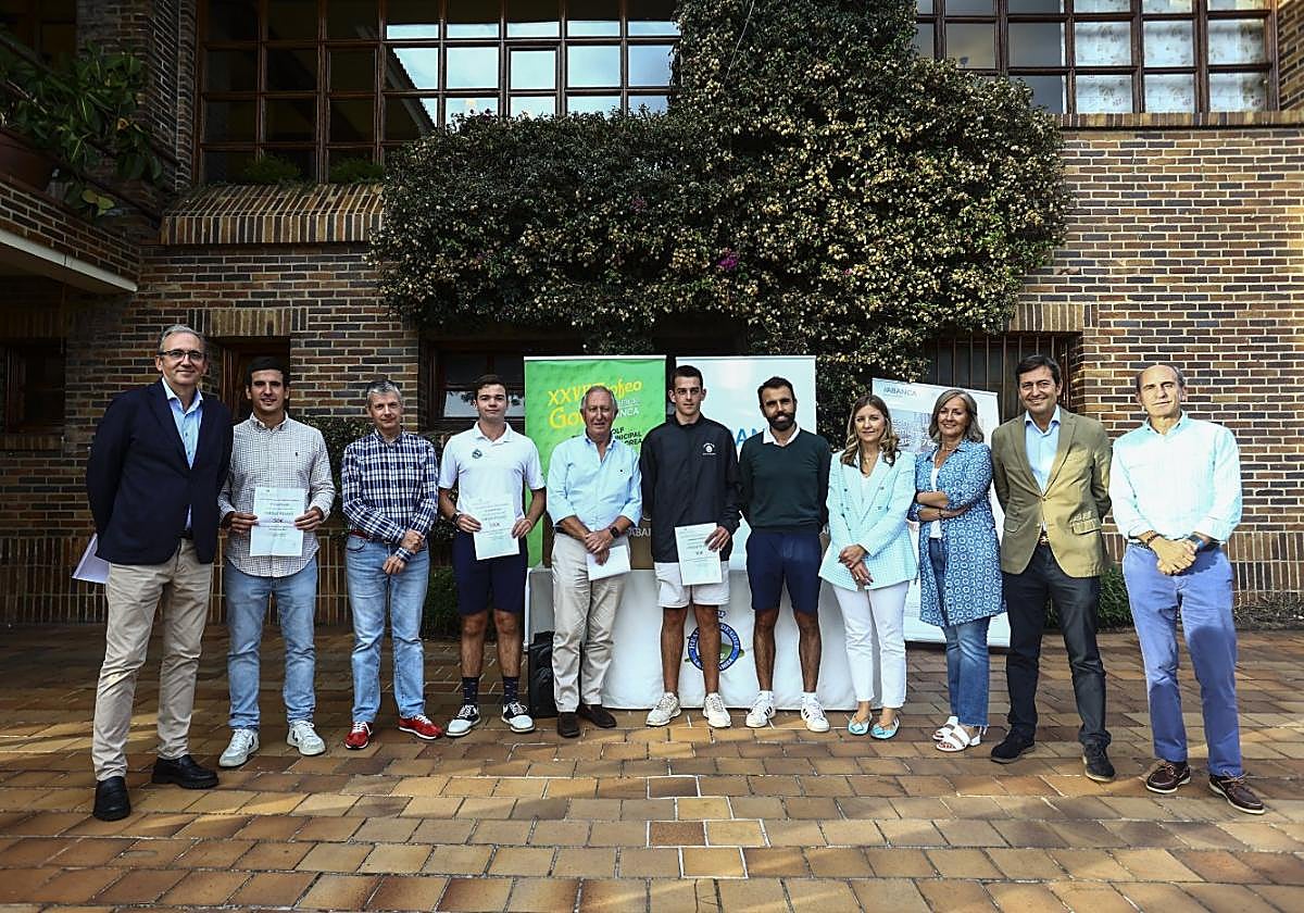 Alfonso Rojo, Íñigo Iglesias, Jorge Álvarez, David Álvarez-Valdés, Eugenio Fernández, Alejandro Sol, Fernando Antuña, Paula Mayoral, Rosa Rivero, Rafa Figaredo, de ABANCA, y César Sánchez, en la clausura de la última prueba de la fase previa del Trofeo EL COMERCIO-ABANCA, en el Real Club de La Barganiza .