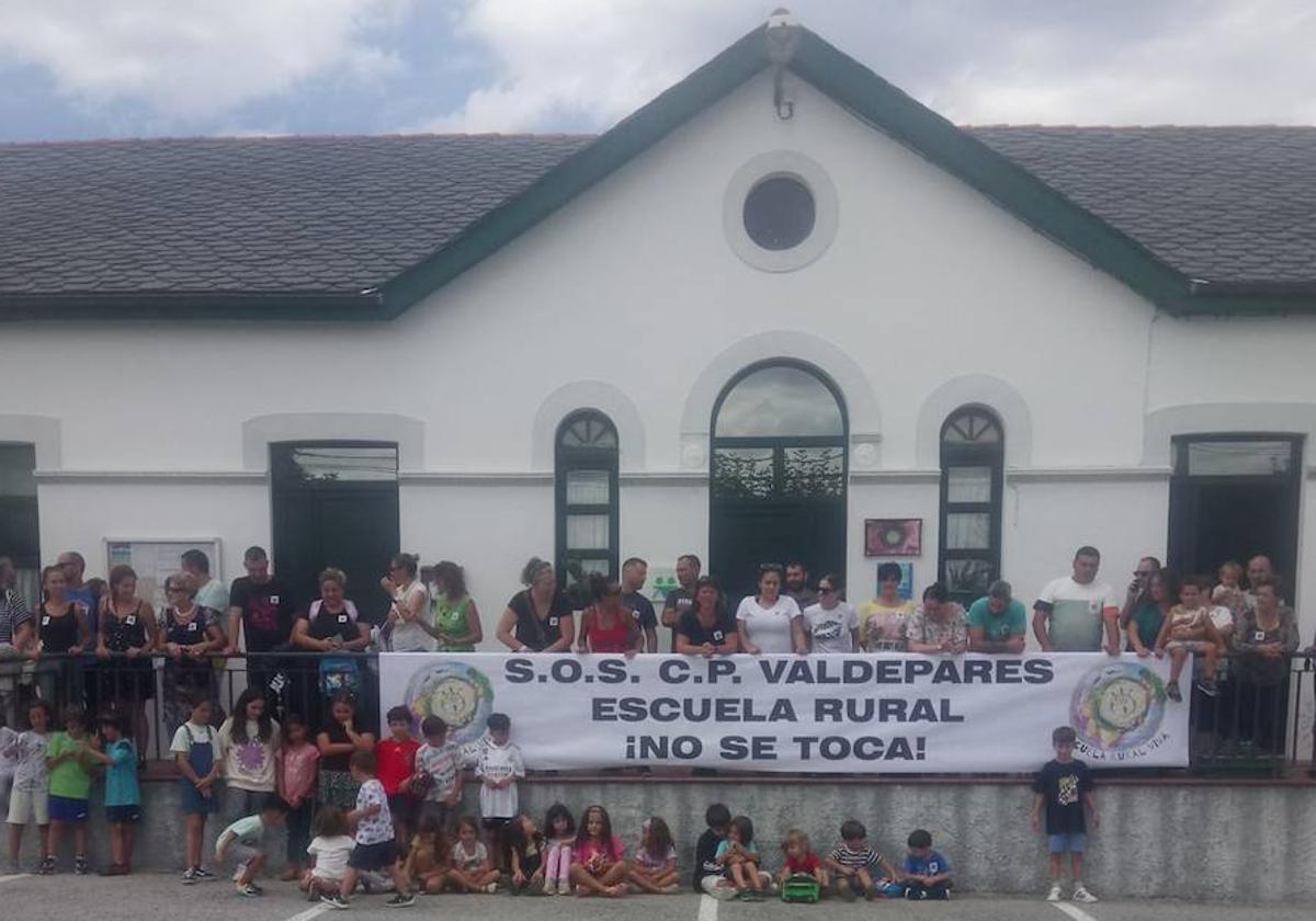 El equipo directivo, el claustro y el Ampa firman el manifiesto en defensa de la escuela rural y contra el recorte de un aula de Primaria.