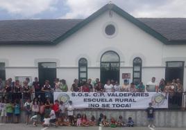 El equipo directivo, el claustro y el Ampa firman el manifiesto en defensa de la escuela rural y contra el recorte de un aula de Primaria.