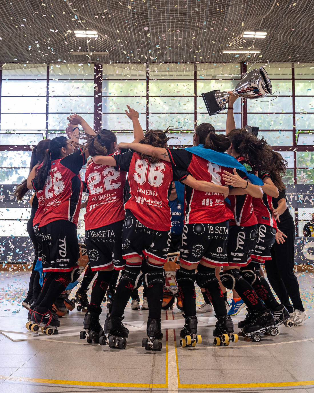 Las jugadoras del Telecable celebran el título tras la disputa de la final del torneo frente al Vila-Sana.