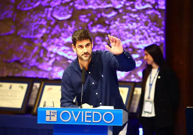 El cantante asturiano recibió este lunes el premio a Hijo Predilecto de Oviedo.